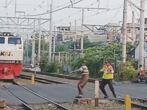 Detik-detik Menegangkan Petugas KAI Selamatkan Pejalan Kaki