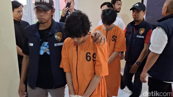 Devis Kaputra (26) saat dihadirkan dalam rilis ungkap kasus pencurian minimarket Palembang.