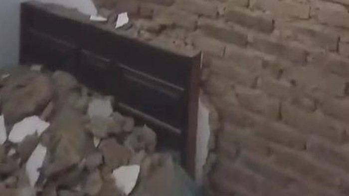 Dinding rumah warga ambruk akibat gempa