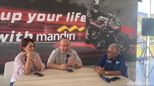 Direktur Komersial ITDC, Troy Reza Warokka (tengah), saat melakukan jumpa pers di Sirkuit Internasional Mandalika, Lombok Tengah, NTB. (Edi Suryansyah/detikBali)