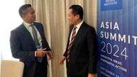 Anindya Bakrie (kiri) bersama Menteri Sumber Daya Alam dan Keberlanjutan Lingkungan Malaysia Nik Nazmi bi Nik Ahmad, berbincang usai acara diskusi publik di Singapura.