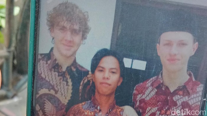 Dua bule asal Swiss berfoto dengan warga usai ikut jadi sinoman di Desa Bero, Kecamatan Trucuk, Kabupaten Klaten, Senin (16/9/2024).