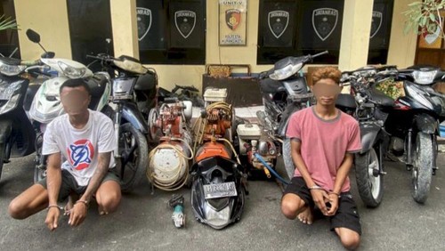 Dua dari tiga pecuri motor di Kupang yang ditangkap polisi.