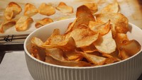 Ngemil keripik kentang memang nikmat, tapi jangan heran kalau berat badanmu nggak turun-turun. Keripik kentang tinggi kalori dan lemak yang bikin usaha diet terhambat, apalagi seiring pertambahan usia dimana metabolisme tubuh melambat. Foto: Site News