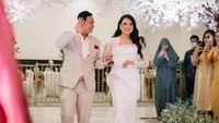 Wajah semringah Dustin Tiffani dan Ditha Rizky Amalia yang difoto para tamu. (Foto: dok Instagram)