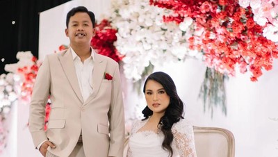 Dustin Tiffani dan Ditha Rizky Amalia Semringah di Resepsi Keempat Pernikahan