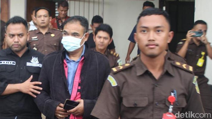 Eks Bupati Sumba Barat, Marthen Ngailu Toni (tengah) saat digiring ke mobil tahanan. (Dok. Penkum Kejati NTT).