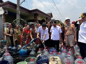 Emil Dardak Kompak Bareng Imam Utomo Bantu Air Bersih di Gresik