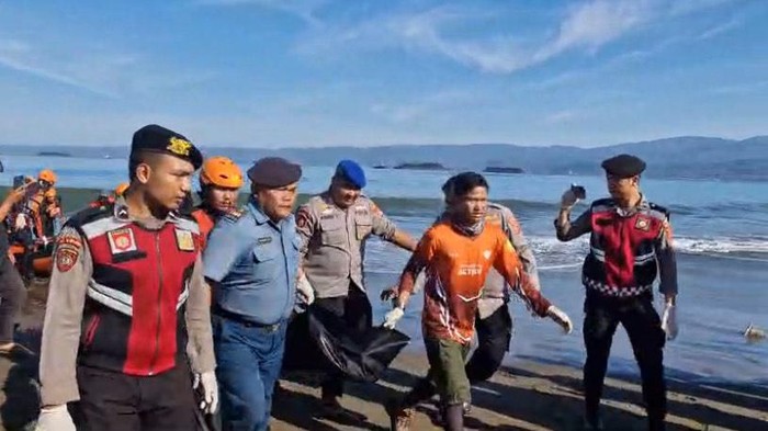 Evakuasi korban tenggelam di Sukabumi.