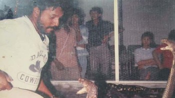 Ali Khan Samsudin, dikenal sebagai “Raja Ular” Malaysia, adalah seorang pawang ular terkenal yang melakukan berbagai aksi berani dengan ular dan kalajengking. Pada 1 Desember 2006, saat melakukan pertunjukan di Kuala Lumpur, dia digigit oleh seekor kobra di tangan kirinya. Meskipun gigitan ular bukan hal baru baginya, kondisi kesehatannya memburuk karena dia juga menderita diabetes2. Ali Khan meninggal tiga hari setelah gigitan tersebut. Dia dikenang atas keberaniannya dan kontribusinya dalam dunia hiburan dengan ular dan kalajengking. Foto: Ranker