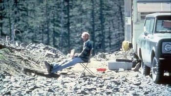 Foto terakhir dari David A. Johnston, diambil oleh Henry Glicken saat dia meninggalkan Observatorium Coldwater II. 13 jam kemudian, Johnston terbunuh di sana di Gunung St. Erupsi Helens. Foto: Ranker