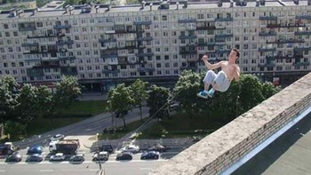 Pavel Kashin adalah seorang seniman parkour dari Rusia yang terkenal dengan aksi-aksi beraninya. Pada Juli 2013, dia mencoba melakukan backflip di tepi gedung 16 lantai di St. Petersburg. Saat melakukan aksi tersebut, Kashin kehilangan keseimbangan dan jatuh dari gedung, yang menyebabkan kematiannya. Momen sebelum jatuhnya diabadikan dalam sebuah foto yang kemudian disebarluaskan di internet dengan harapan dapat menjadi peringatan bagi orang lain tentang bahaya aksi parkour yang ekstrem Foto: Ranker