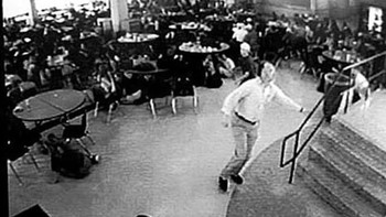 William “Dave” Sanders adalah seorang guru dan pelatih di Sekolah Menengah Atas Columbine. Pada tanggal 20 April 1999, ketika penembakan terjadi di sekolah tersebut, Sanders segera bertindak untuk menyelamatkan para siswa. Dia berlari ke kafetaria dan memperingatkan siswa-siswa untuk segera meninggalkan tempat tersebut. Dia juga membantu mengarahkan lebih dari 100 siswa ke tempat yang aman. Sayangnya, saat mencoba menyelamatkan lebih banyak siswa di lantai atas, Sanders ditembak oleh salah satu pelaku. Meskipun terluka parah, dia berhasil mencapai laboratorium sains di mana dia akhirnya meninggal karena kehilangan darah Foto: Ranker Foto: Ranker