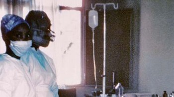 Mayinga N’Seka adalah seorang perawat di Kinshasa, Zaire (sekarang Republik Demokratik Kongo), yang bekerja selama wabah Ebola pertama pada tahun 1976. Dia merawat seorang biarawati Katolik yang terinfeksi Ebola tanpa mengetahui betapa mematikannya penyakit tersebut. Mayinga terinfeksi virus tersebut dan meninggal pada 19 Oktober 1976. Meskipun dia tidak memakai perlindungan yang memadai, dedikasinya dalam merawat pasiennya menunjukkan keberanian dan pengorbanan yang luar biasa. Virus Ebola yang menginfeksinya kemudian dinamai “varian Mayinga” sebagai penghormatan atas jasanya. Foto: Ranker