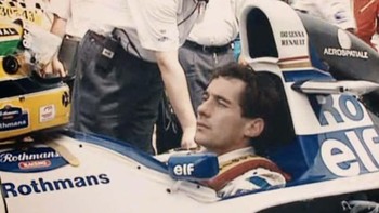Ayrton Senna, pembalap Formula Satu legendaris dari Brasil, mengalami kecelakaan fatal pada 1 Mei 1994 selama Grand Prix San Marino di Sirkuit Imola, Italia. Pada hari itu, Senna memimpin balapan ketika mobilnya keluar dari lintasan dan menabrak dinding beton di tikungan Tamburello. Sebelum kecelakaan, Senna sempat beristirahat dan mempersiapkan diri untuk balapan. Namun, kecelakaan tersebut terjadi di lap ketujuh, menyebabkan cedera fatal di kepala yang mengakibatkan kematiannya. Tragedi ini mengguncang dunia balap dan memicu perubahan besar dalam standar keselamatan Formula Satu. Foto: Ranker
