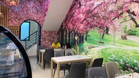 Konsep interior kafe ini ala Jepang dengan hiasan beberapa ornamen cantik, seperti bunga sakura, wallpaper bunga-bunga, dan lainnya. Pilihan dessert yang ditawarkan juga banyak yang menarik. Foto: detikFood/Yenny Mustika Sari