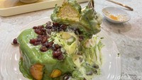 Roti dipanggang seperti biasa, kemudian diberikan topping krim matcha yang manis pahit. Tak hanya itu saja, tapi ada topping es krim vanilla dan kacang merah atau ogura. Foto: detikFood/Yenny Mustika Sari