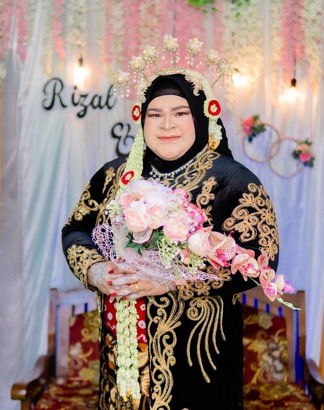 Dalam unggahan selanjutnya, juara medali emas angkat besi kelas +87 kg putri di PON XX Papua 2021 ini juga menggelar acara pernikahan di kota kelahiran suaminya di Blora, Jawa Tengah.  Foto: Dok. Instagram @nurulakmal_12.