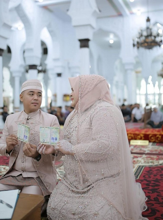 Wanita yang akrab disapa Amel ini juga memakai veil wedding yang serasi dengan gaun pengantinnya. Foto: Dok. Instagram @nurulakmal_12.