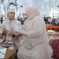 Wanita yang akrab disapa Amel ini juga memakai veil wedding yang serasi dengan gaun pengantinnya. Foto: Dok. Instagram @nurulakmal_12.