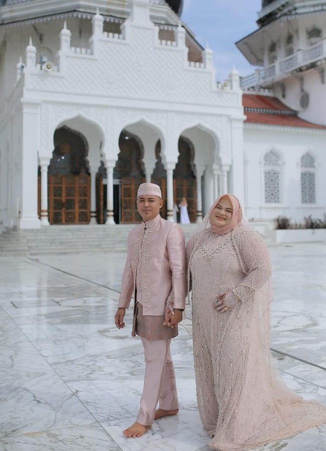 Nurul Akmal biasa tampil tomboy, terlihat memesona dengan balutan gaun pengantin serba pastel ketika hari akad nikahnya. Wajah bahagianya pun terpancar. Foto: Dok. Instagram @nurulakmal_12.