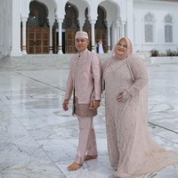 Nurul Akmal biasa tampil tomboy, terlihat memesona dengan balutan gaun pengantin serba pastel ketika hari akad nikahnya. Wajah bahagianya pun terpancar. Foto: Dok. Instagram @nurulakmal_12.