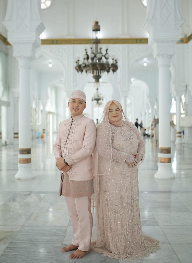 Nurul Akmal menggelar akad nikah bersama Rizaldi WidiaNanda di Mesjid Raya Baiturrahman Banda Aceh. Ia terlihat pangling dengan makeup flawless serba peach. Foto: Dok. Instagram @nurulakmal_12.
