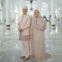 Nurul Akmal menggelar akad nikah bersama Rizaldi WidiaNanda di Mesjid Raya Baiturrahman Banda Aceh. Ia terlihat pangling dengan makeup flawless serba peach. Foto: Dok. Instagram @nurulakmal_12.