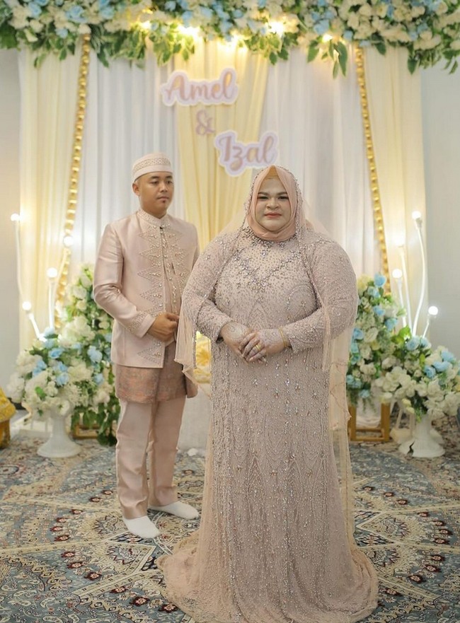 Nurul Akmal menjadi atlet pertama dari Aceh yang tampil di Olimpiade Tokyo 2020 sejak 33 tahun silam. Saat akad nikah, Nurul Akmal mengenakan hijab segi empat warna pastel pink yang ia ikat rapi ke belakang. Foto: Dok. Instagram @nurulakmal_12.