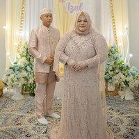 Nurul Akmal menjadi atlet pertama dari Aceh yang tampil di Olimpiade Tokyo 2020 sejak 33 tahun silam. Saat akad nikah, Nurul Akmal mengenakan hijab segi empat warna pastel pink yang ia ikat rapi ke belakang. Foto: Dok. Instagram @nurulakmal_12.