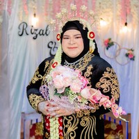 Dalam unggahan selanjutnya, juara medali emas angkat besi kelas +87 kg putri di PON XX Papua 2021 ini juga menggelar acara pernikahan di kota kelahiran suaminya di Blora, Jawa Tengah.  Foto: Dok. Instagram @nurulakmal_12.