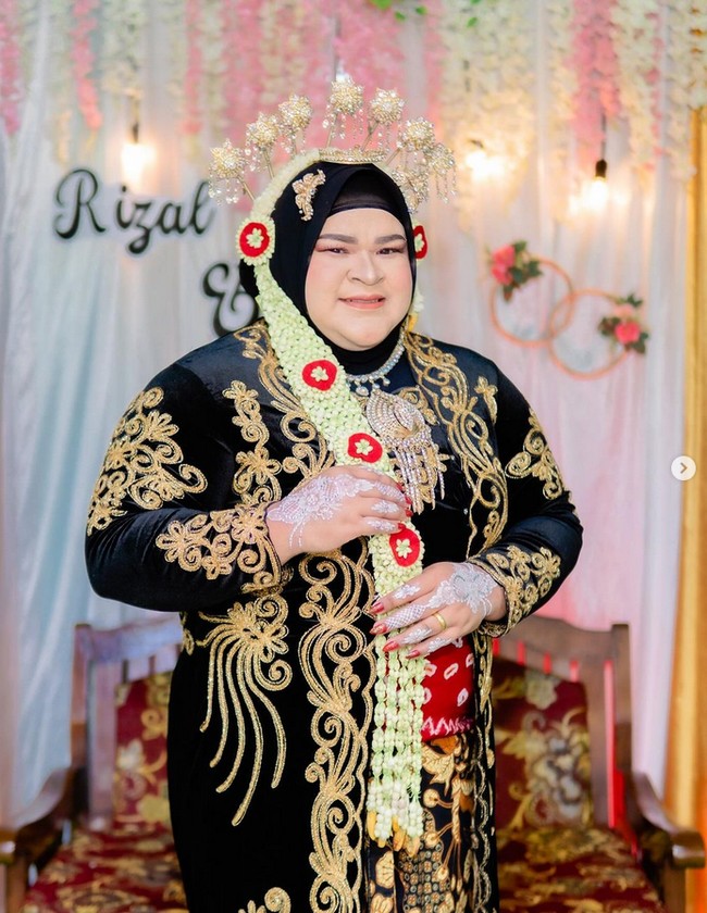 Berpose sambil memegang roncean melati, Nurul Akmal menggunakan kebaya dan riasan kepala adat Jawa Tengah. Tangannya pun dihias dengan henna warna putih. Foto: Dok. Instagram @nurulakmal_12.