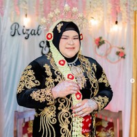 Berpose sambil memegang roncean melati, Nurul Akmal menggunakan kebaya dan riasan kepala adat Jawa Tengah. Tangannya pun dihias dengan henna warna putih. Foto: Dok. Instagram @nurulakmal_12.