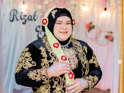 10 Foto Gaya Hijab Atlet Angkat Besi Nurul Akmal Saat Menikah, Bikin Pangling