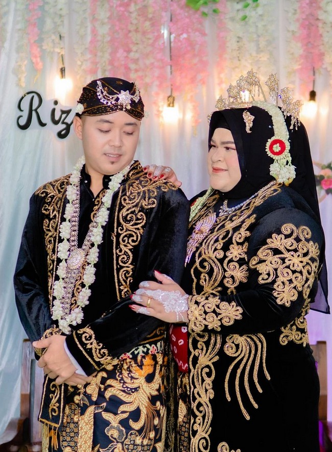 Nurul Akmal memakai hijab segi empat hitam yang ia bentuk rapi ke belakang. Nurul menambahkan mika di bagian depan hijab agar bisa tegak sempurna. Ia juga menggunakan inner hijab warna hitam untuk menutupi rambutnya. Foto: Dok. Instagram @nurulakmal_12.