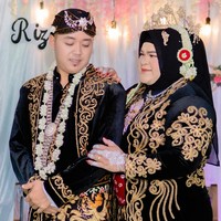 Nurul Akmal memakai hijab segi empat hitam yang ia bentuk rapi ke belakang. Nurul menambahkan mika di bagian depan hijab agar bisa tegak sempurna. Ia juga menggunakan inner hijab warna hitam untuk menutupi rambutnya. Foto: Dok. Instagram @nurulakmal_12.