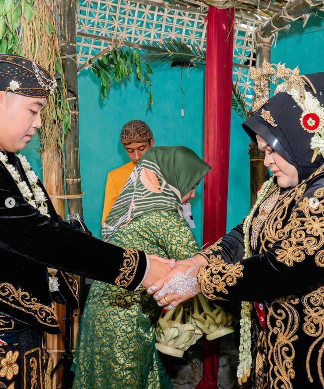 Mengetahui kabar pernikahan Nurul Akmal, warganet langsung memberikan ucapan dan doa untuk kedua pengantin. Happy Wedding Samawa yakkkk seneng lihatnya ikut berbahagia, ucap akun @dewastiauf. Selamat menempuh hidup baru neng, bahagia selamanya bersama suami dan keluarga 🤲, ujar akun @ijalricardo_official. Selamat mbak amel,cantik sekali loh..smoga sakinah mawadah warohmah, puji akun @nuranita_wijaya. Foto: Dok. Instagram @nurulakmal_12.