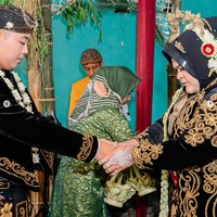 Mengetahui kabar pernikahan Nurul Akmal, warganet langsung memberikan ucapan dan doa untuk kedua pengantin. Happy Wedding Samawa yakkkk seneng lihatnya ikut berbahagia, ucap akun @dewastiauf. Selamat menempuh hidup baru neng, bahagia selamanya bersama suami dan keluarga 🤲, ujar akun @ijalricardo_official. Selamat mbak amel,cantik sekali loh..smoga sakinah mawadah warohmah, puji akun @nuranita_wijaya. Foto: Dok. Instagram @nurulakmal_12.