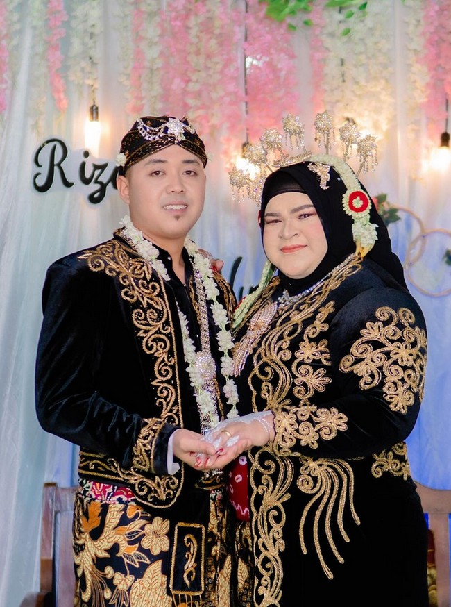 Atlet angkat besi Nurul Akmal mempunyai segudang prestasi. Ia berhasil meraih posisi lima besar cabang angkat besi kelas 87 kilogram putri di Olimpiade Tokyo 2020. Nurul bertanding pada 2 Agustus 2021 di kelas +87kg Grup A, melawan lifter Laurel Hubbard dari Selandia Baru. Pada Agustus 2024, Nurul Akmal tampil di Olimpiade Paris 2024 yang bertanding di nomor +81 kg di Paris Expo Porte de Versailles dengan total angkatan 245 kg. Foto: Dok. Instagram @nurulakmal_12.