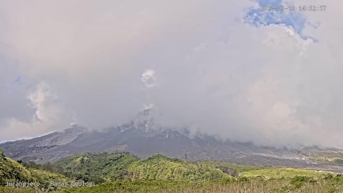 Gunung Merapi memuntahkan awan panas guguran pada pukul 14.52 WIB, Rabu (18/9/2024).