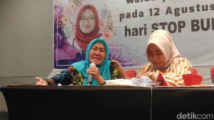 Ibu dr Aulia, Nuzmatun Malinah memberikan keterangan kepada wartawan di Semarang, Rabu (18/9/2024) malam.