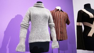 Barang-barang dari sitkom ikonik tahun 90-an Friends, termasuk kostum yang dikenakan di depan kamera oleh kelima pemerannya, akan dilelang bulan ini.