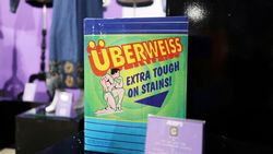 Intip Barang-barang dari Sitkom Ikonik Friends yang Bakal Dilelang