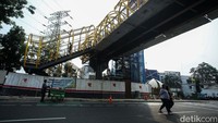 Selama pembangunan berlangsung, warga terpaksa menyebrangi jalan raya.  
