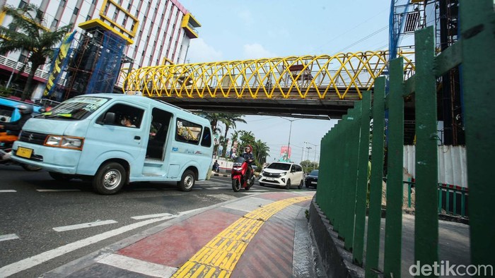 Dinas Bina Marga DKI Jakarta sedang membangun jembatan penyeberangan orang (JPO) di Jalan Dewi Sartika, Jakarta Timur. Begini progresnya.