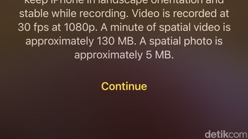 Apple menambahkan mode Spatial pada aplikasi kamera. Tidak hanya bisa merekam video, kita pun dapat memotret foto dan beralih antara keduanya dengan mudah. Foto: Adi Fida Rahman/detikINET