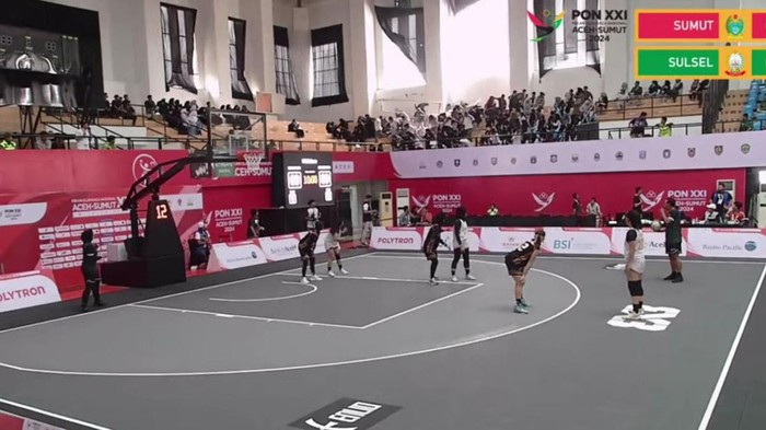 Jendela di venue basket yang berlokasi di Kompleks Stadion Harapan Bangsa, Banda Aceh copot menimpa penonton. (Tangkapan Layar)