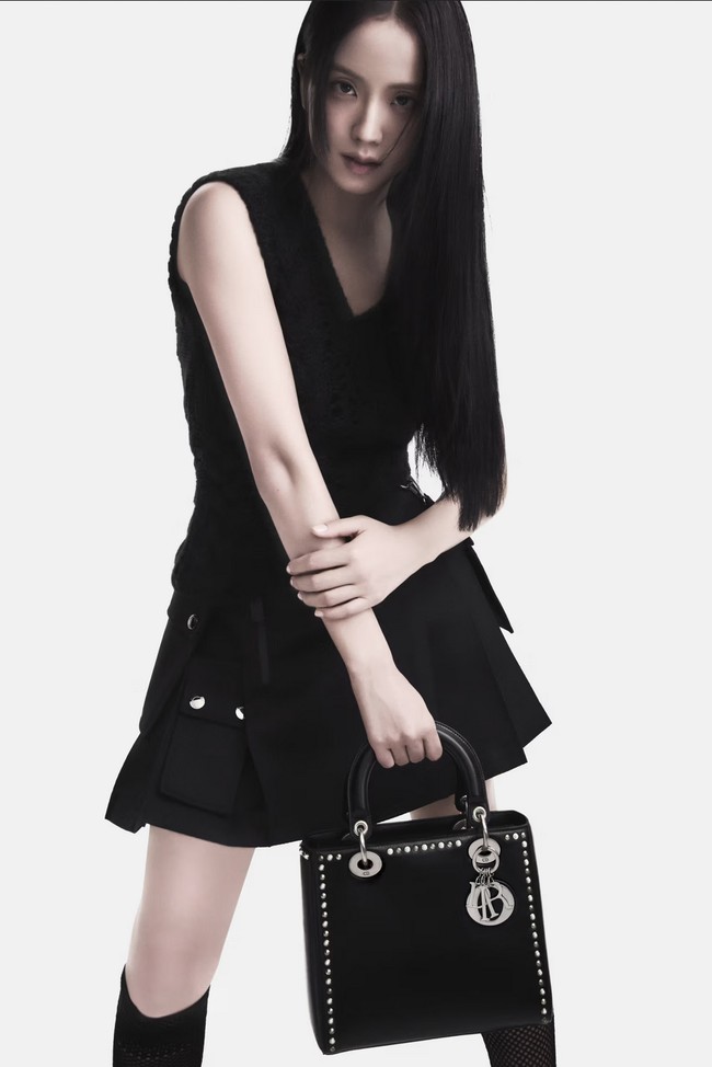 Jisoo pun tampil memukau dalam busana serba hitam yang menyiratkan kekuatan, di sisi lain juga kecantikan. Foto: dok. Dior