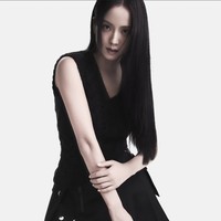 Jisoo pun tampil memukau dalam busana serba hitam yang menyiratkan kekuatan, di sisi lain juga kecantikan. Foto: dok. Dior