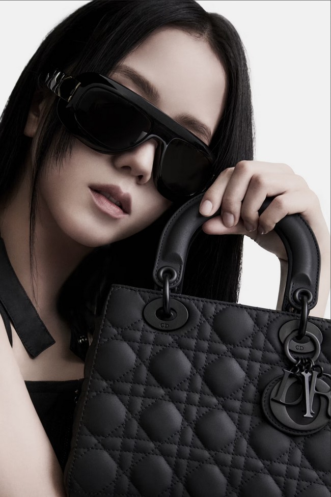 Dibuat dari kulit mewah dan motif quilted yang ikonik, tas ini diukir dengan garis arsitektural dan pegangan melengkung halus. Foto: dok. Dior